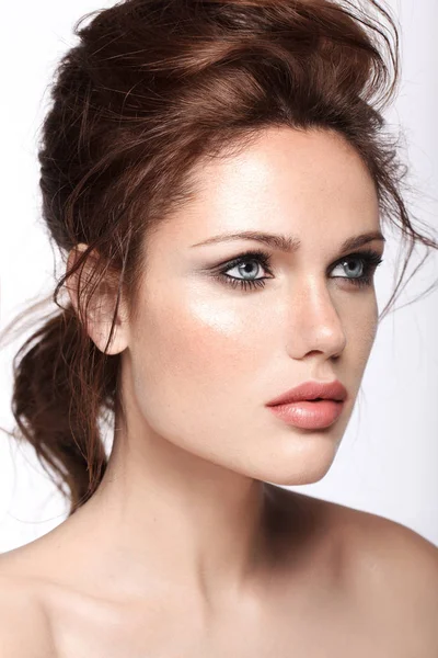 Retrato Hermosa Modelo Morena Con Maquillaje Natural Desnudo Cabello Ondulado — Foto de Stock