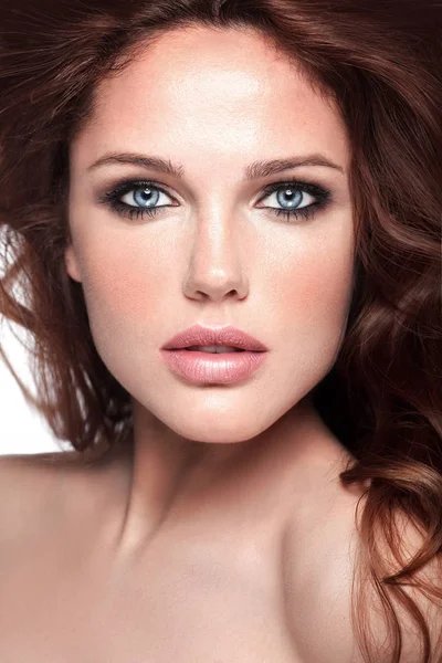 Portrét Krásné Bruneta Modelu Přírodní Nahé Make Upu Vlnité Vlasy — Stock fotografie