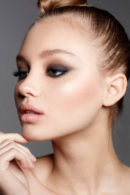 Stüdyo portre ile dumanlı gözler güzel teen model makyaj. Taze cilt. Mükemmel stili