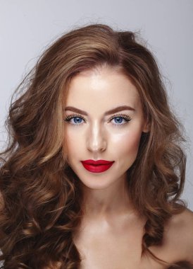 güzel esmer kadının uzun dalgalı saçlı mavi gözlü, parlak kırmızı dudaklar ile moda portre