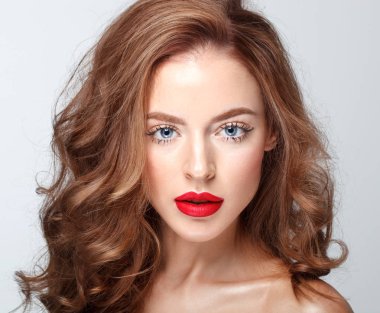 güzel esmer kadının uzun dalgalı saçlı mavi gözlü, parlak kırmızı dudaklar ile moda portre
