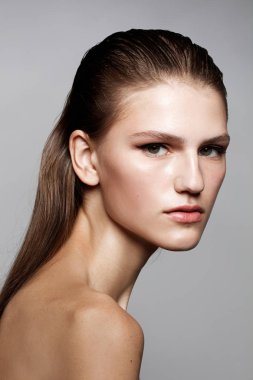 Stüdyo portre genç kızın doğal makyaj ve uzun saç stili ıslak