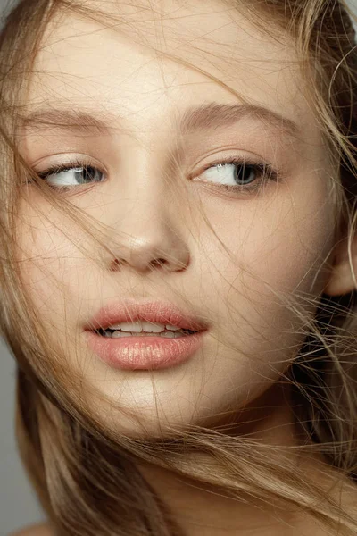 Primer Plano Retrato Hermosa Adolescente Con Maquillaje Natural Estilo Moda — Foto de Stock