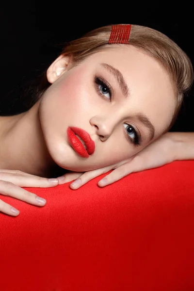 Güzel teen kırmızı dudaklar ile model ve siyah arka plan üzerine saç moda