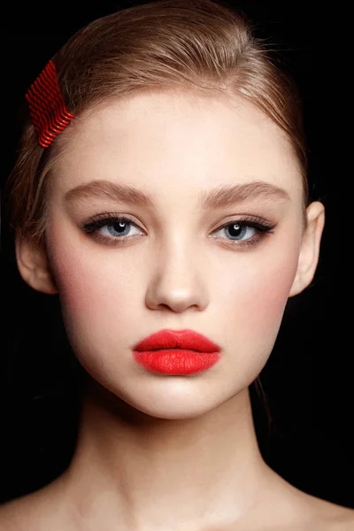 Hermosa Modelo Adolescente Con Labios Rojos Peinado Moda Sobre Fondo — Foto de Stock