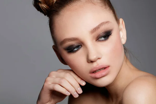 Stüdyo portre ile dumanlı gözler güzel teen model makyaj. Taze cilt. Mükemmel stili