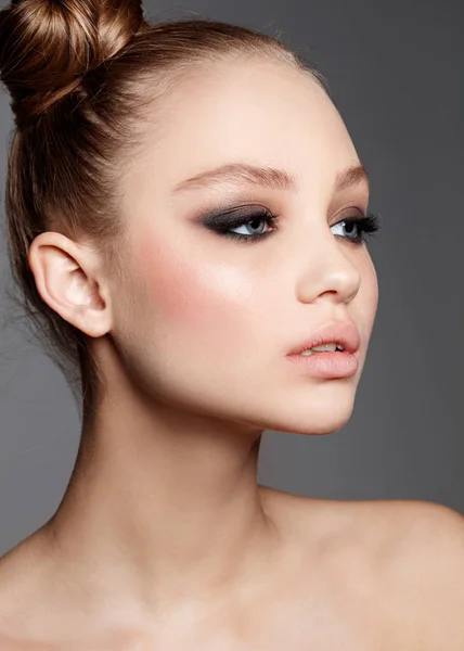 Stüdyo portre ile dumanlı gözler güzel teen model makyaj. Taze cilt. Mükemmel stili