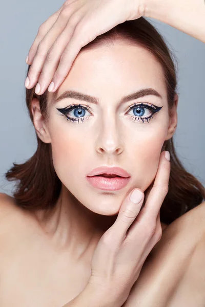 Módní Portrét Glamour Bruneta Žena Stylový Účes Zářivě Modré Oči — Stock fotografie