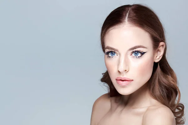 seksi esmer kadın şık saç modeli ile ve parlak mavi gözleri açık renkli kopya alanı ile poz göz kalemi ile moda portre