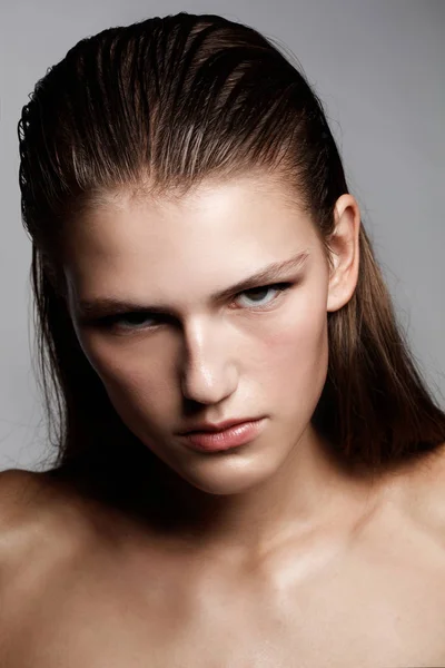 Retrato Estudio Chica Joven Con Maquillaje Natural Cabello Largo Húmedo — Foto de Stock