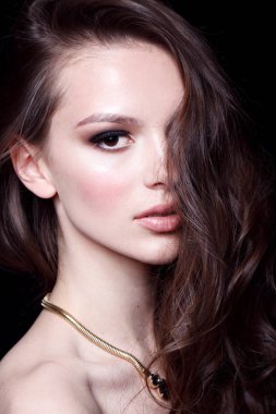 dalgalı saçlı ve kolye siyah stüdyo arka plan üzerinde şehvetli esmer kadın moda portre