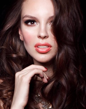 Güzel genç kadın modeli ile yüzünü el ile dokunmak kolye