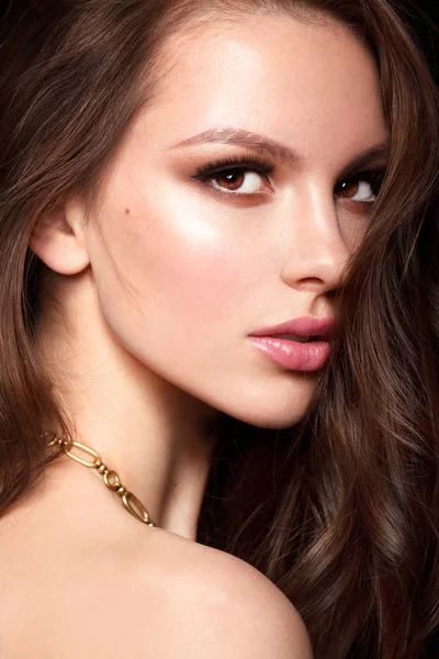 Hermosa Joven Modelo Femenino Con Collar Oro — Foto de Stock