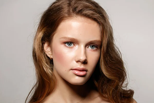 Retrato Moda Mujer Joven Atractiva Con Maquillaje Cabello Ondulado Sobre — Foto de Stock
