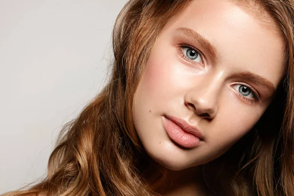 Retrato Moda Mujer Joven Atractiva Con Maquillaje Cabello Ondulado Sobre — Foto de Stock