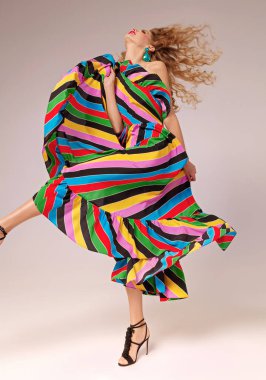 genç çekici model uzun renkli giyim güzellik portresi elbise çizgili