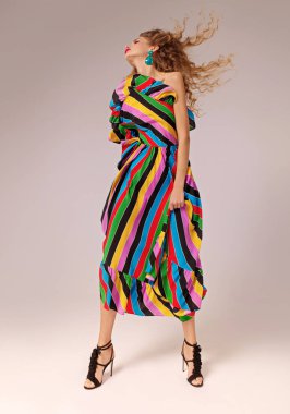 genç çekici model uzun renkli giyim güzellik portresi elbise çizgili