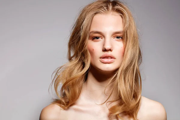 Glamour Retrato Mujer Joven Atractiva Con Maquillaje Desnudo Cabello Ondulado — Foto de Stock