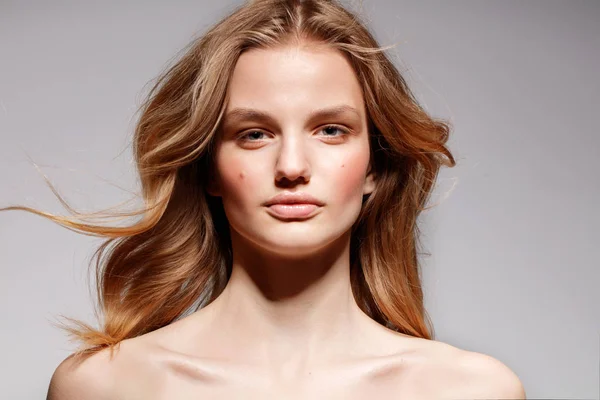 Glamour Retrato Mujer Joven Atractiva Con Maquillaje Desnudo Cabello Ondulado — Foto de Stock