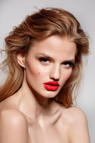 Retrato Moda Mujer Joven Atractiva Con Labios Rojos Peinado Ondulado — Foto de Stock