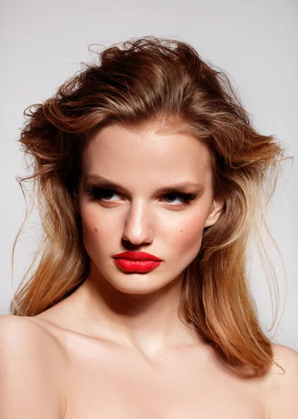 Retrato Estudio Modelo Moda Atractiva Con Labios Rojos Cabello Ondulado — Foto de Stock