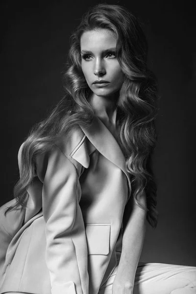 Retrato Moda Mujer Joven Atractiva Con Chaqueta Sentada Silla Sobre — Foto de Stock