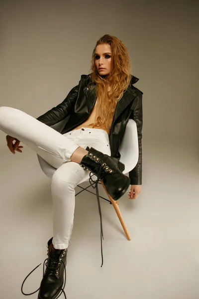 Model Busana Wanita Mengenakan Jaket Kulit Gaya Grunge Jeans Putih — Stok Foto