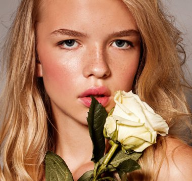 Güzellik genç model beyaz gül desenli. Mükemmel parlaklık cilt. Sarı saçlı. Yeni görünüm.