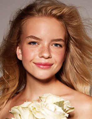 Güzellik genç model beyaz gül desenli. Mükemmel parlaklık cilt. Sarı saçlı. Yeni görünüm.