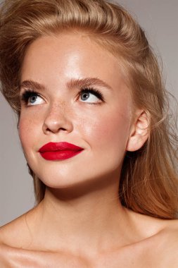 Kırmızı dudaklar. Güzellik Cilt ve sarışın saç stili ile genç modeli kız. Mükemmel makyaj.