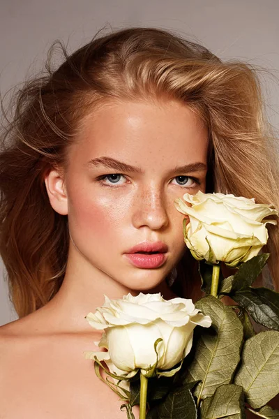 Ομορφιά Νεαρό Μοντέλο Λευκό Τριαντάφυλλο Τέλεια Λάμψη Του Δέρματος Ξανθά — Φωτογραφία Αρχείου