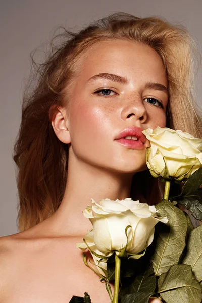 Ομορφιά Νεαρό Μοντέλο Λευκό Τριαντάφυλλο Τέλεια Λάμψη Του Δέρματος Ξανθά — Φωτογραφία Αρχείου