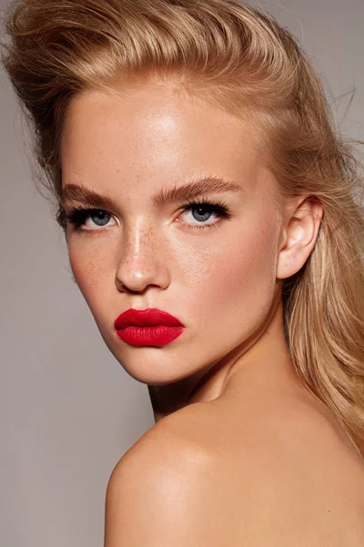 Los Labios Rojos Chica Modelo Joven Con Piel Belleza Estilo — Foto de Stock