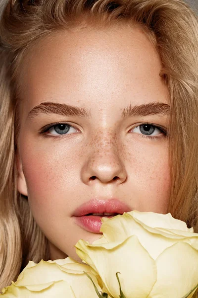 Szépség Fiatal Modell Fehér Rózsa Tökéletes Ragyogást Bőr Szőke Haja — Stock Fotó