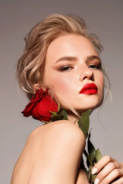 Kırmızı dudaklar ve rose ile genç kız. Sarışın. Makyaj. Mükemmel stili.