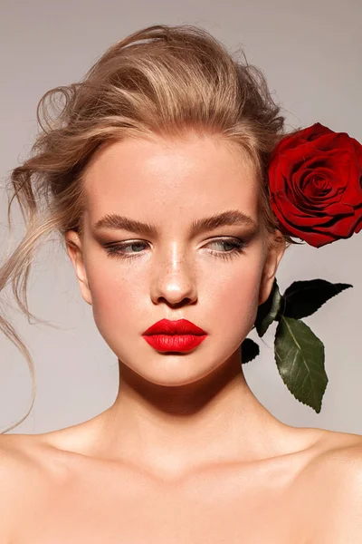 Kırmızı dudaklar ve rose ile genç kız. Sarışın. Makyaj. Mükemmel stili.