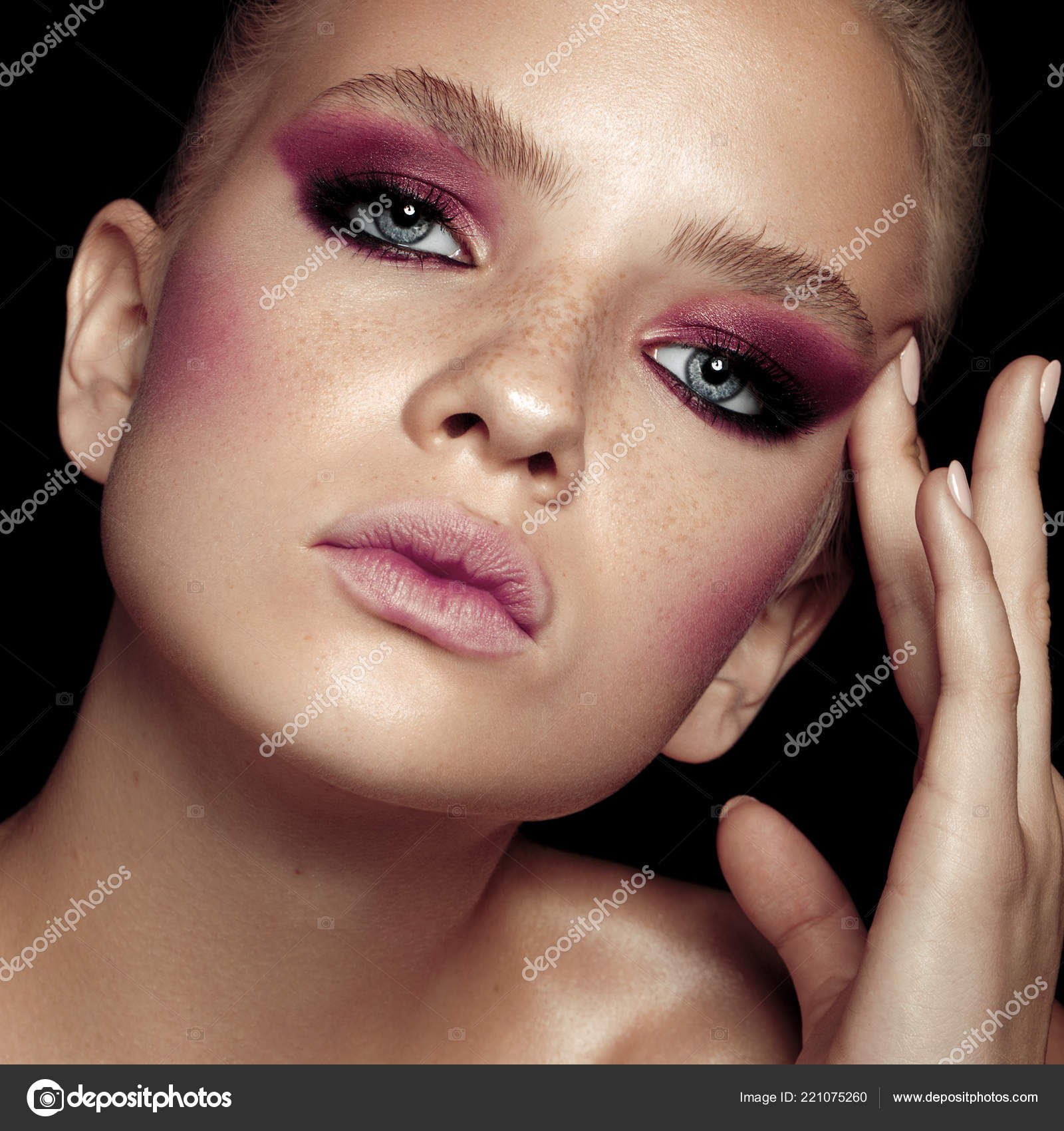 Prefect Skin Woman Healthy Care Blonde Shine Hair Smoky Eyes