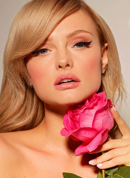 Портрет Красивой Блондинки Модели Красной Розой Светлом Фоне Лицензионные Стоковые Изображения