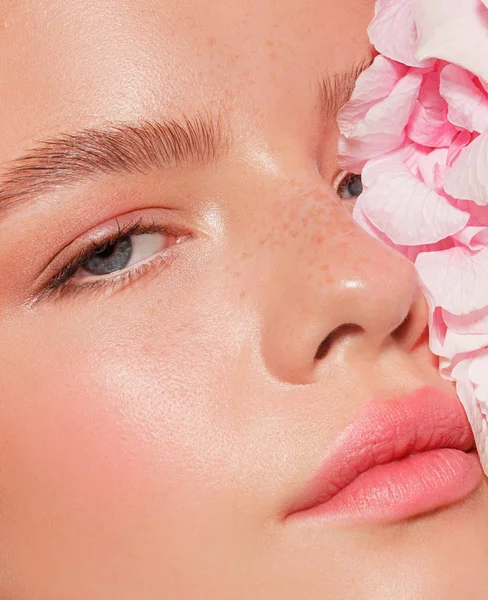 Gyönyörű Szőke Modell Meztelen Smink Rózsaszín Virágok Közeli — Stock Fotó