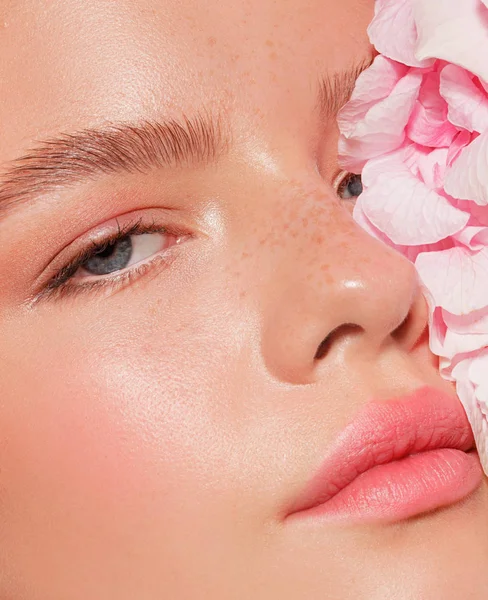 güzel sarışın model çıplak makyaj ve pembe çiçekler, yakın çekim