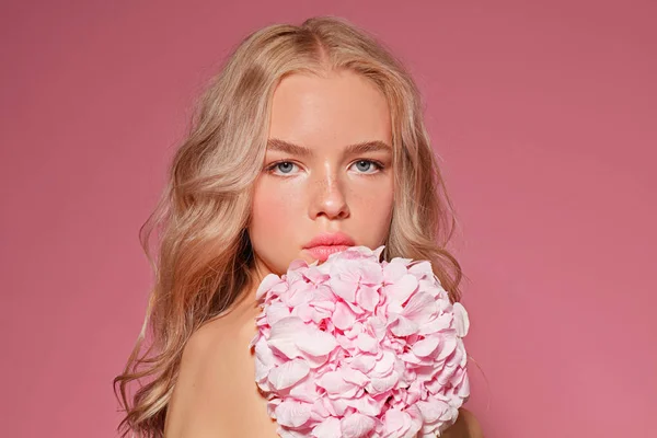 Όμορφη Ξανθιά Μοντέλο Nude Μακιγιάζ Και Λουλούδια Ροζ Φόντο Γκρο — Φωτογραφία Αρχείου