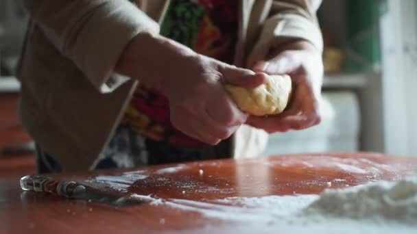 Mulher Amassar Massa Farinha Mesa — Vídeo de Stock