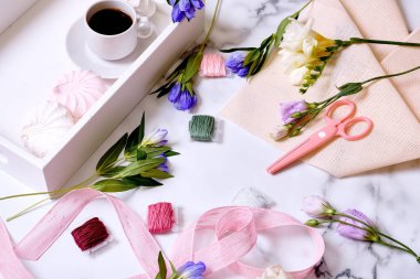 Kadın Danışma. Düz yatıyordu, en iyi görünüm. Ev ofis çalışma alanı.