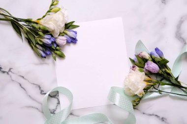 Bitkiler ile mockup kartı. Kartpostal ve çiçekler.