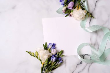 Bitkiler ile mockup kartı. Kartpostal ve çiçekler.