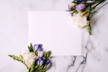 Bitkiler ile mockup kartı. Kartpostal ve çiçekler.