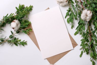 Kraft Kağıt zarf beyaz kart ile.