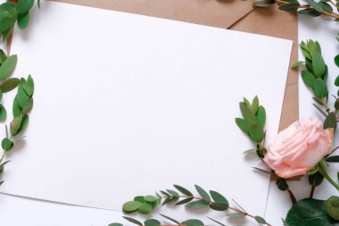 Kraft Kağıt zarf beyaz kart ile.