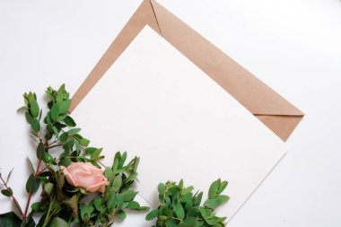 Kraft Kağıt zarf beyaz kart ile.