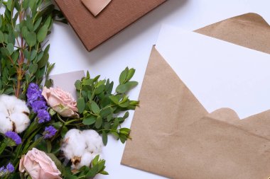 Mockup kartpostal, çiçek buketi, kraft zarf ile.